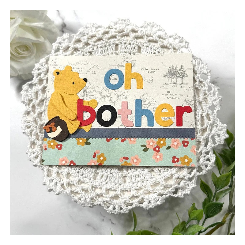 Spellbinders Fustelle Alfabeto E Numeri – Collezione Say Cheese Classic Pooh, 41 Pezzi, Lettere Minuscole, Numeri, Punteggiatura