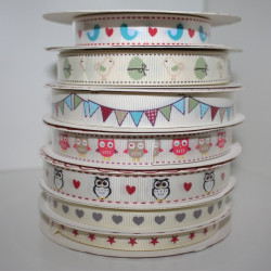 Grosgrain crema con stampa Uccelli e cuori 16 mm